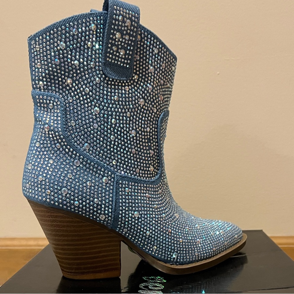 Forever 21 Blue Heeled Boots with Chic Design